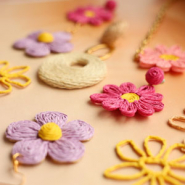 Sets d'inspiration Créez des bijoux uniques avec des pendentifs et articles en raphia