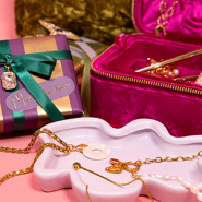 Sets d'inspiration C'est le moment de trouver l'inspiration pour Noël : découvrez une collection de bijoux ludiques et élégants.