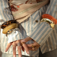 Sets d'inspiration Bracelets joncs & broches : les accessoires incontournables de cette saison