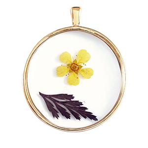 Pendentifs avec fleurs s&eacute;ch&eacute;es Dor&eacute;-jaune marron