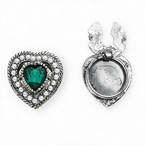 Cache-boutons coeur avec imitations perles Argent&eacute;-vert &eacute;meraud-blanc