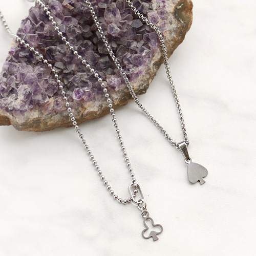 Boucles d&rsquo;oreilles et colliers avec appr&ecirc;ts en acier inox + breloques