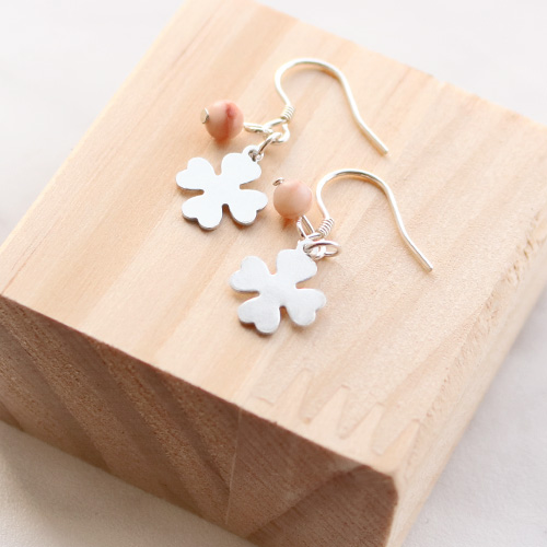 Incontournable dans votre collection : des bijoux avec des appr&ecirc;ts en argent 925.