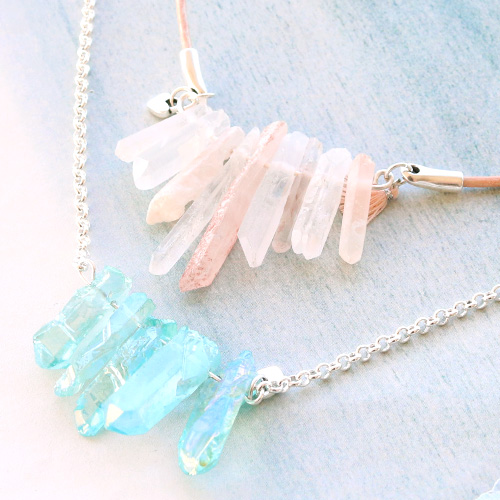 Boucles d'oreilles et colliers avec des pierres naturelles en forme de goutte et du quartz 