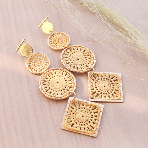 Boucles d&rsquo;oreilles en style soutache avec pendentifs au crochet et m&eacute;tal DQ 