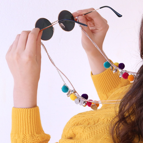 Jours ensoleill&eacute;s ! Cordons &agrave; lunettes de soleil DIY avec perles coquillage Cauri, pompons, macram&eacute; et plus !