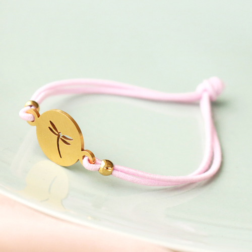 &Agrave; court d&rsquo;inspiration ? Voici comment confectionner des bracelets super tendance en fil &eacute;lastique :