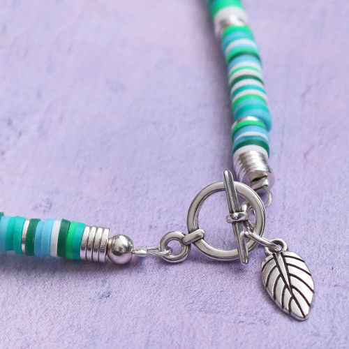 Voici comment confectionner des bracelets et des colliers avec des perles Katsuki, des perles d&rsquo;eau douce et des perles alphabet :