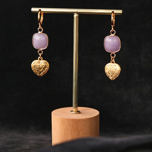 Vous pouvez fabriquer ces bijoux avec des pendentifs et connecteurs en pierre naturelle : 