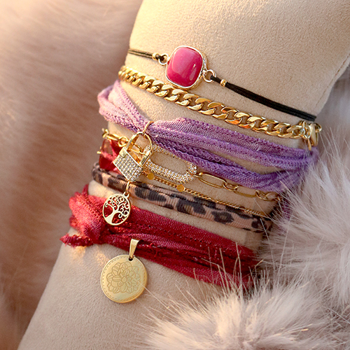 Commencez avec le tout nouveau jaseron, le ruban C.U.S., les perles acryliques alphabet, les perles et les breloques :