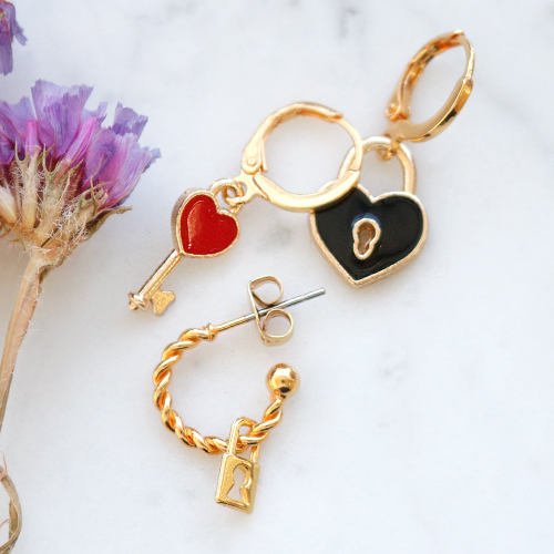 Vous pouvez facilement r&eacute;aliser vous-m&ecirc;me ces boucles d&rsquo;oreilles, bracelets et colliers avec nos breloques en m&eacute;tal DQ :