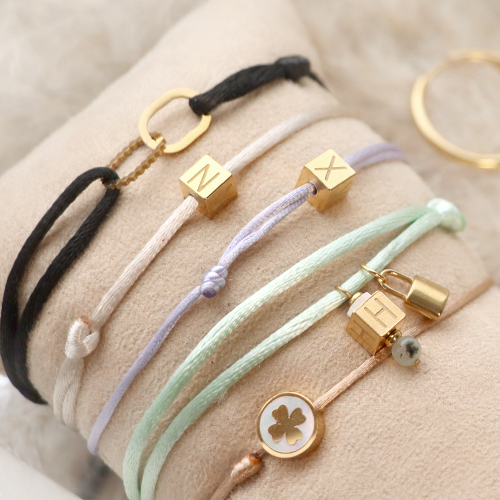 D&eacute;couvrez ici comment confectionner d&rsquo;&eacute;l&eacute;gants bijoux avec les perles lettres cube en acier inox :