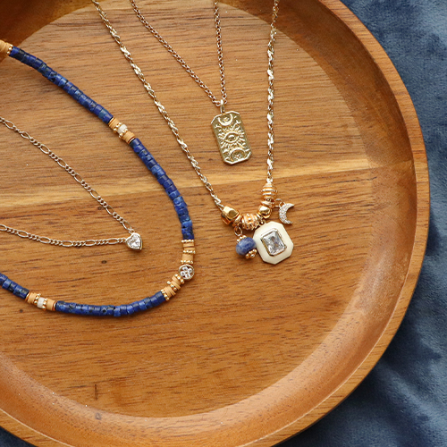 Mettez-vous au travail avec ces magnifiques breloques et perles en laiton et zirconium 