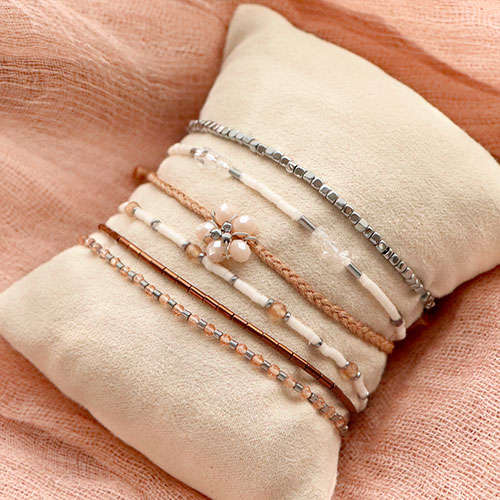 Collection de bracelets &eacute;l&eacute;gants avec des perles h&eacute;matites