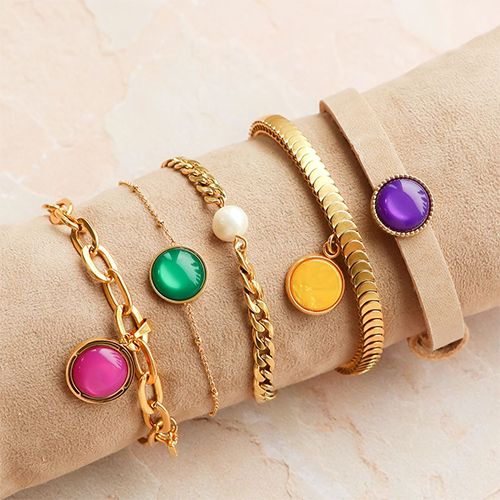 Bracelets et boucles d&rsquo;oreilles avec cabochons assortis 