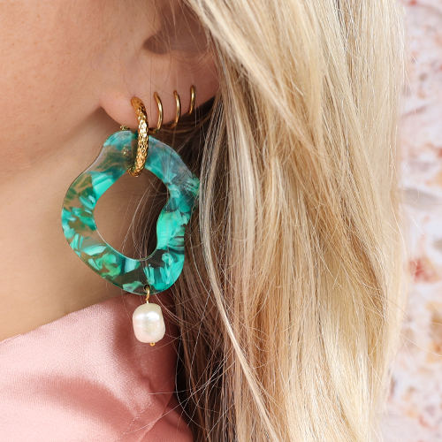 Concevoir des boucles d'oreilles d'&eacute;t&eacute; avec des pendentifs en r&eacute;sine. 