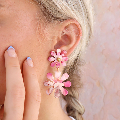 Comment cr&eacute;er des boucles d&rsquo;oreilles avec les breloques Plexx en forme de fleurs et de c&oelig;ur ?