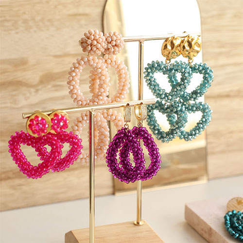 Comment incorporer des pendentifs &agrave; facettes dans des boucles d'oreilles tendance ?