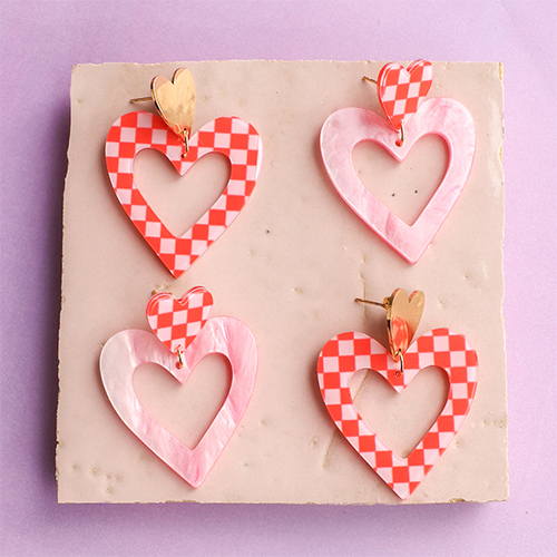 Cr&eacute;ez des boucles d'oreilles &eacute;l&eacute;gantes avec pendentifs en r&eacute;sine et inox