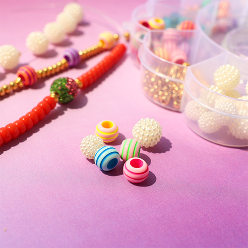 Inspiration de bracelets ludiques avec des perles acryliques