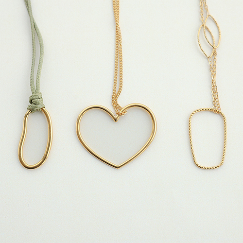 Cr&eacute;ez des colliers et des boucles d'oreilles avec des breloques et appr&ecirc;ts en acier inoxydable