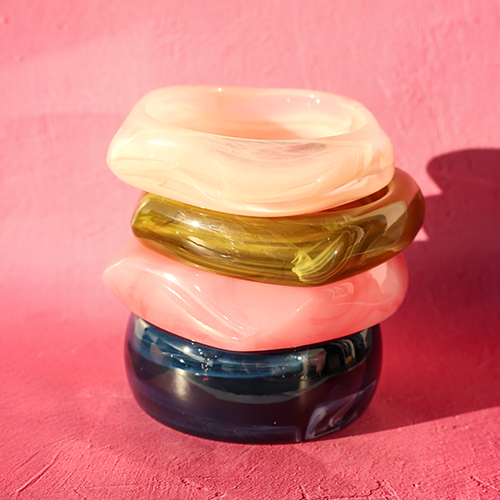 Bracelets joncs & broches : les accessoires incontournables de cette saison