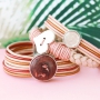 Des bracelets en cuir tons doux naturels