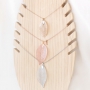 Colliers fins avec des pendentifs feuilles