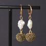 Boucles d&rsquo;oreilles et broches festives avec des grappes de perles et des pompons ronds !