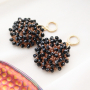 Boucles d&rsquo;oreilles et broches festives avec des grappes de perles et des pompons ronds !