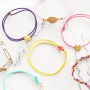 &Agrave; court d&rsquo;inspiration ? Voici comment confectionner des bracelets super tendance en fil &eacute;lastique :