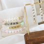 &Agrave; court d&rsquo;inspiration ? Vous pouvez facilement confectionner vous-m&ecirc;me ces bracelets avec des perles lettres acryliques :