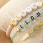 &Agrave; court d&rsquo;inspiration ? Vous pouvez facilement confectionner vous-m&ecirc;me ces bracelets avec des perles lettres acryliques :