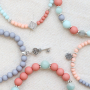 Voici comment confectionner de superbes bracelets avec nos perles acryliques : 