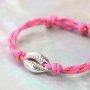 Voici comment confectionner des bracelets branch&eacute;s en cordelette style marin :