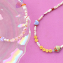 Cr&eacute;ez des colliers uniques et des ras de cou avec des perles lettre acrylique