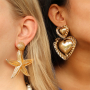 Combinez les boucles d&rsquo;oreilles tendance avec des cartes de bijoux uniques