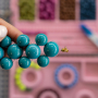 Cr&eacute;er des colliers et des bracelets avec des perles en acrylique et des planches