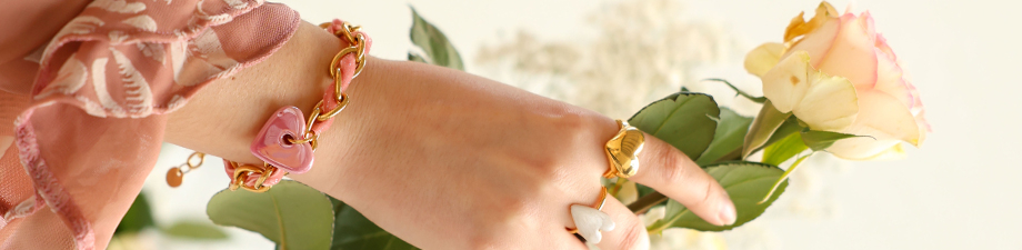 Le look que nous adorons: Bijoux avec c&oelig;urs et n&oelig;uds 