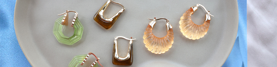 Boucles d'oreilles en résine colorées de diverses formes Boucles d'oreilles en résine colorées de diverses formes