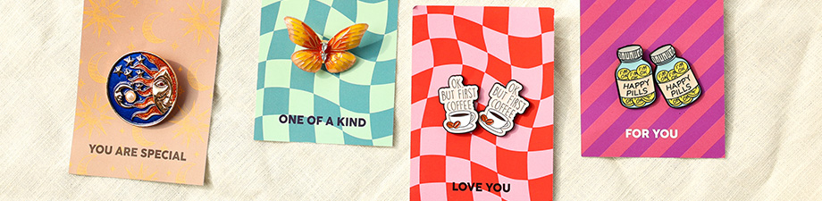 Cartes, broches et pins color&eacute;s aux designs amusants