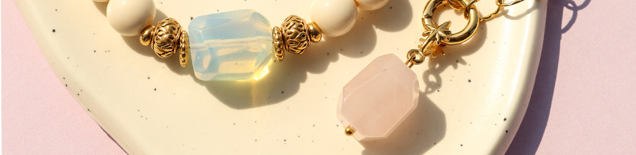 Belle s&eacute;rie de perles et pendentifs en pierre naturelle